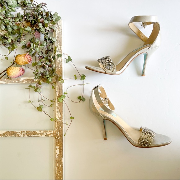 Betsey Johnson Silver Heels with Pearls - Picture 4 of 9